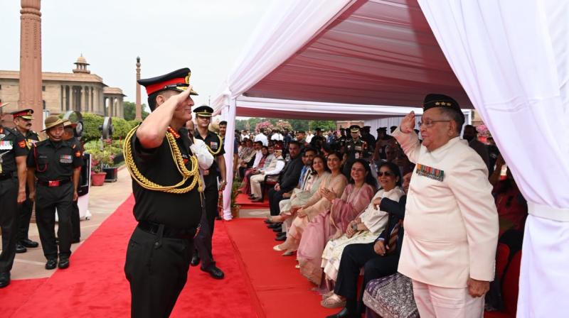 सेना प्रमुख जनरल धीरज सेठ ने पिता को किया सैल्यूट, परिजनों का लिया सेना प्रमुख जनरल धीरज सेठ ने पिता को किया सैल्यूट, परिजनों का लिया