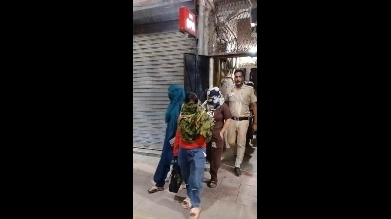 दिल्ली पुलिस ने स्पा की आड़ में चल रहे सेक्स रैकेट का किया भंडाफोड़, सरगना गिरफ्तार दिल्ली पुलिस ने स्पा की आड़ में चल रहे सेक्स रैकेट का किया भंडाफोड़, सरगना गिरफ्तार