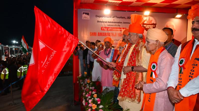 अमरनाथ यात्रा की औपचारिक शुरुआत, उपराज्यपाल ने जम्मू से पहले जत्थे को अमरनाथ यात्रा की औपचारिक शुरुआत, उपराज्यपाल ने जम्मू से पहले जत्थे को