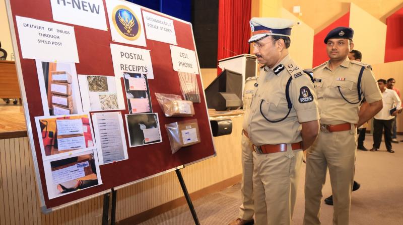 हैदराबाद पुलिस की बड़ी कार्रवाई, स्पीड पोस्ट से ड्रग्स डिलीवरी करने वाले गिरोह का भंडाफोड़ हैदराबाद पुलिस की बड़ी कार्रवाई, स्पीड पोस्ट से ड्रग्स डिलीवरी करने वाले गिरोह का भंडाफोड़
