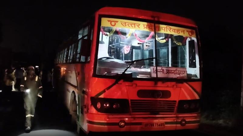 उत्तर प्रदेश: एटा में तेज रफ्तार कैंटर ने रोडवेज बस में मारी टक्कर, 4 उत्तर प्रदेश: एटा में तेज रफ्तार कैंटर ने रोडवेज बस में मारी टक्कर, 4