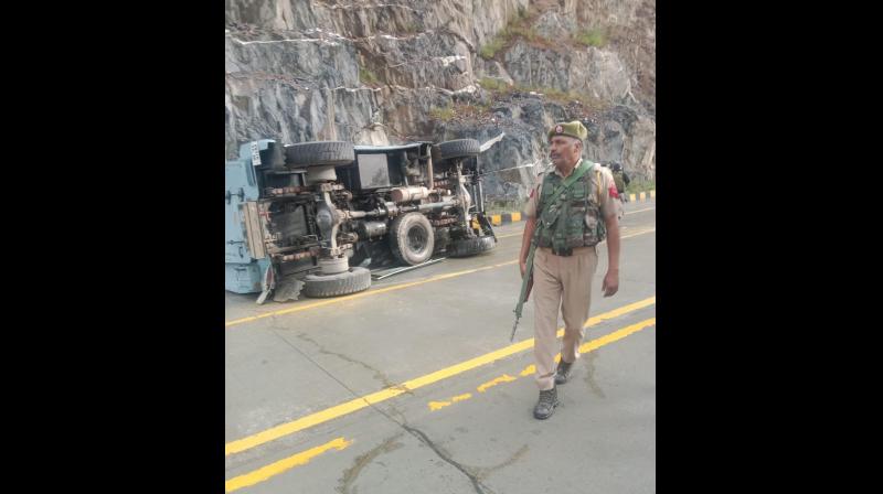 कश्मीर में सोनमर्ग टनल के पास सीआरपीएफ का वाहन दुर्घटनाग्रस्त, छह कश्मीर में सोनमर्ग टनल के पास सीआरपीएफ का वाहन दुर्घटनाग्रस्त, छह
