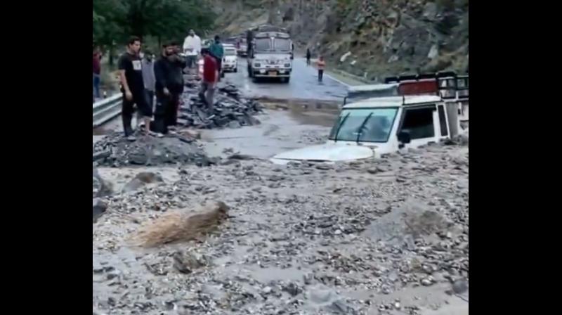 किन्नौर में बादल फटने से एनएच-05 बंद, कुल्लू-चंबा समेत राज्य की 60 सड़कें ब्लॉक किन्नौर में बादल फटने से एनएच-05 बंद, कुल्लू-चंबा समेत राज्य की 60 सड़कें ब्लॉक
