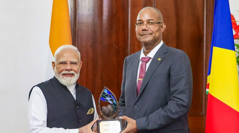पीएम मोदी को मिला 'गार्डियन ऑफ द ब्लू होराइजन' सम्मान असली, सेशेल्स के विदेश मंत्रालय ने दी सफाई पीएम मोदी को मिला 'गार्डियन ऑफ द ब्लू होराइजन' सम्मान असली, सेशेल्स के विदेश मंत्रालय ने दी सफाई