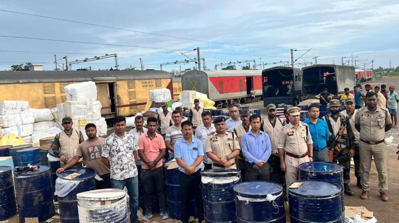 अगरतला रेलवे स्टेशन पर 2.36 करोड़ रुपए के प्रतिबंधित कफ सिरप जब्त, पुलिस ने राज्य को नशा-मुक्त बनाने का दोहराया संकल्प अगरतला रेलवे स्टेशन पर 2.36 करोड़ रुपए के प्रतिबंधित कफ सिरप जब्त, पुलिस ने राज्य को नशा-मुक्त बनाने का दोहराया संकल्प