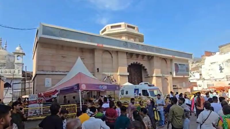 काशी विश्वनाथ मंदिर के बाहर पुलिसकर्मी की कार्बाइन से चली गोली, तीन लोग हुए घायल काशी विश्वनाथ मंदिर के बाहर पुलिसकर्मी की कार्बाइन से चली गोली, तीन लोग हुए घायल