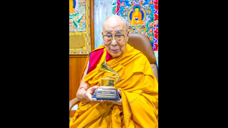 एक न्योता, कई शर्तें और फिर सैनिक का वेश, जब चीनी फौज से छुपते छुपाते तिब्बत छोड़कर भारत पहुंचे दलाई लामा एक न्योता, कई शर्तें और फिर सैनिक का वेश, जब चीनी फौज से छुपते छुपाते तिब्बत छोड़कर भारत पहुंचे दलाई लामा