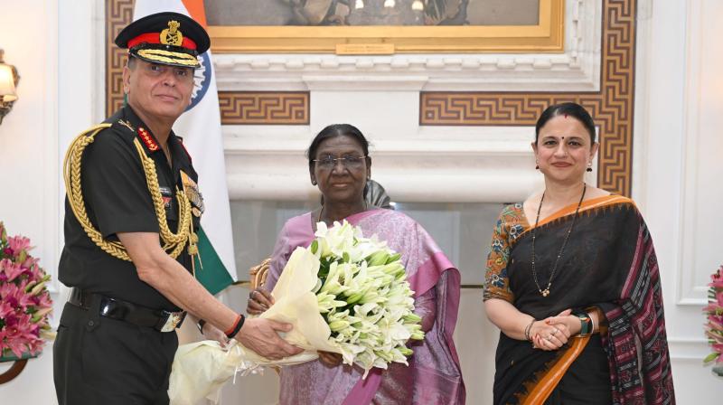 तीनों सेनाओं की सर्वोच्च कमांडर राष्ट्रपति द्रौपदी मुर्मु से मिले थलसेना प्रमुख तीनों सेनाओं की सर्वोच्च कमांडर राष्ट्रपति द्रौपदी मुर्मु से मिले थलसेना प्रमुख