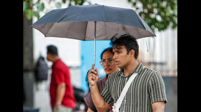 दिल्ली-एनसीआर में बादलों की आंख-मिचौली जारी, आज भी येलो अलर्ट; हल्की से मध्यम बारिश और तेज हवाओं के आसार दिल्ली-एनसीआर में बादलों की आंख-मिचौली जारी, आज भी येलो अलर्ट; हल्की से मध्यम बारिश और तेज हवाओं के आसार