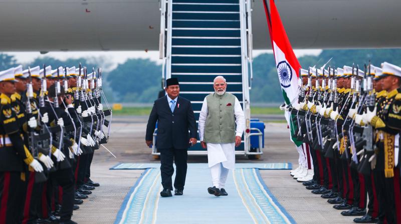 जकार्ता में पीएम मोदी का भव्य तरीके से हुआ औपचारिक स्वागत, राष्ट्रपति जकार्ता में पीएम मोदी का भव्य तरीके से हुआ औपचारिक स्वागत, राष्ट्रपति
