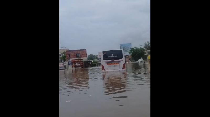 महाराष्ट्र: भारी बारिश से कई जिले प्रभावित; पुणे में फंसी बस, कहीं जमा पानी तो कहीं खिसकी जमीन महाराष्ट्र: भारी बारिश से कई जिले प्रभावित; पुणे में फंसी बस, कहीं जमा पानी तो कहीं खिसकी जमीन