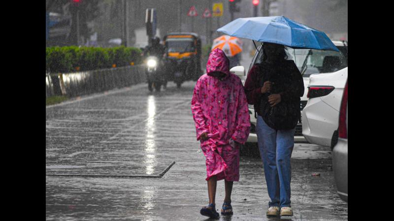मुंबई में भारी बारिश के बीच बुधवार तक ऑरेंज अलर्ट जारी, स्कूल-कॉलेज मुंबई में भारी बारिश के बीच बुधवार तक ऑरेंज अलर्ट जारी, स्कूल-कॉलेज