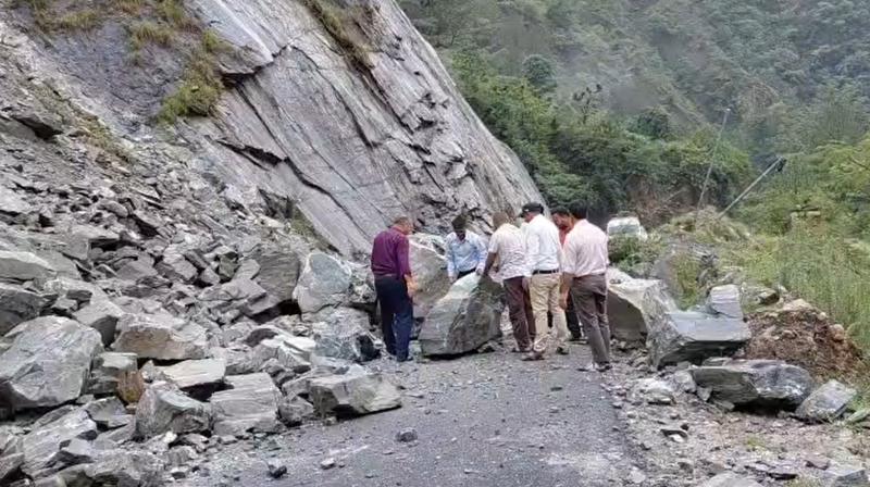 चमोली: नंदप्रयाग-नंदानगर मार्ग पर पहाड़ी से भारी मात्रा में बोल्डर और चमोली: नंदप्रयाग-नंदानगर मार्ग पर पहाड़ी से भारी मात्रा में बोल्डर और