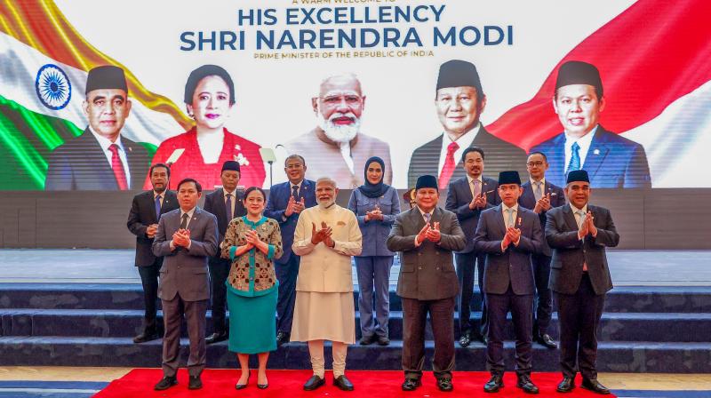पीएम मोदी ने इंडोनेशिया दौरे के खास पलों को किया शेयर, कहा- भारत-इंडोनेशिया की दोस्ती मजबूत और जीवंत पीएम मोदी ने इंडोनेशिया दौरे के खास पलों को किया शेयर, कहा- भारत-इंडोनेशिया की दोस्ती मजबूत और जीवंत