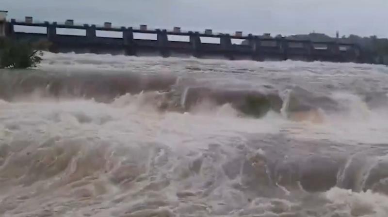 महाराष्ट्र : खड़कवासला बांध का जलस्तर से तेजी से बढ़ रहा, मुथा नदी महाराष्ट्र : खड़कवासला बांध का जलस्तर से तेजी से बढ़ रहा, मुथा नदी