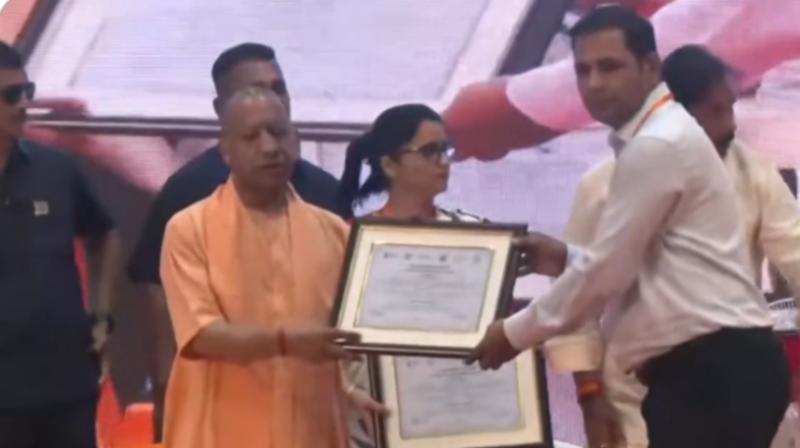 शिक्षकों को कैशलेस इलाज का तोहफा, सीएम योगी बोले- आपके स्वास्थ्य की चिंता करेगी सरकार, आप शिक्षा पर करें फोकस शिक्षकों को कैशलेस इलाज का तोहफा, सीएम योगी बोले- आपके स्वास्थ्य की चिंता करेगी सरकार, आप शिक्षा पर करें फोकस