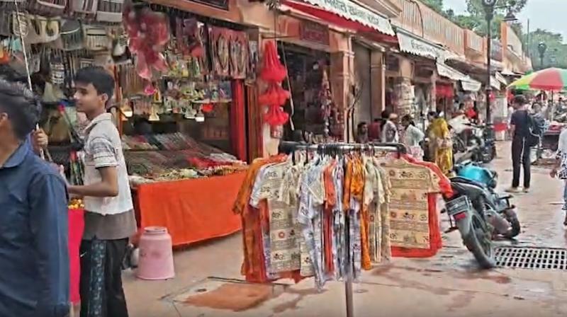 राम मंदिर चढ़ावा विवाद का अयोध्या के कारोबार पर असर, व्यापारियों ने जताई चिंता राम मंदिर चढ़ावा विवाद का अयोध्या के कारोबार पर असर, व्यापारियों ने जताई चिंता