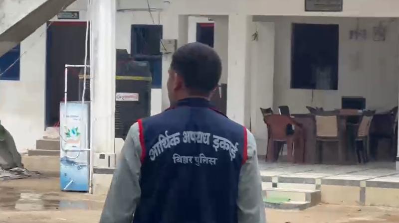 बिहार: आय से ज्यादा संपत्ति मामले में उत्पाद निरीक्षक के 5 ठिकानों पर छापेमारी बिहार: आय से ज्यादा संपत्ति मामले में उत्पाद निरीक्षक के 5 ठिकानों पर छापेमारी