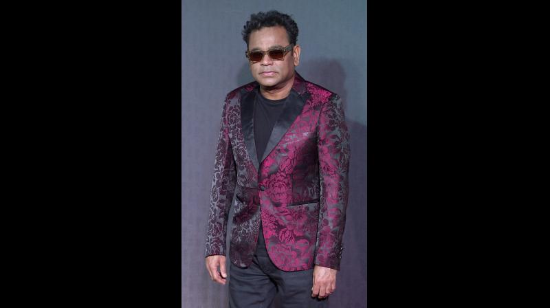 ए.आर. रहमान ने की सोनू निगम की आवाज की तारीफ, पूछा- इतना रोमांटिक कैसे गाते हो? ए.आर. रहमान ने की सोनू निगम की आवाज की तारीफ, पूछा- इतना रोमांटिक कैसे गाते हो?