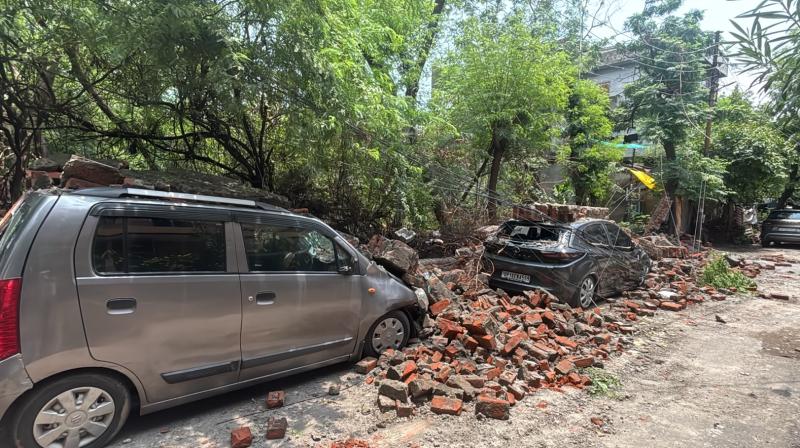 नोएडा में बारिश के बाद हादसा, सेक्टर-12 में दीवार ढहने से कई कारें क्षतिग्रस्त नोएडा में बारिश के बाद हादसा, सेक्टर-12 में दीवार ढहने से कई कारें क्षतिग्रस्त