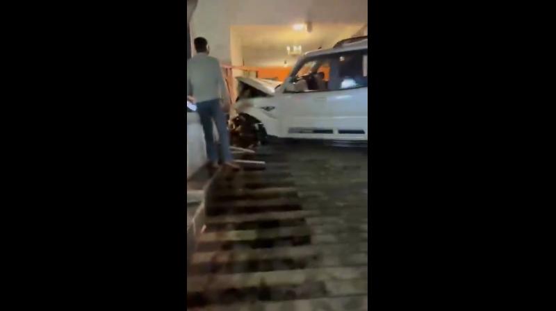 बड़ा हादसा टला: हैदराबाद में नशे में धुत युवक ने अभिनेता धर्मा के घर में घुसाई कार बड़ा हादसा टला: हैदराबाद में नशे में धुत युवक ने अभिनेता धर्मा के घर में घुसाई कार