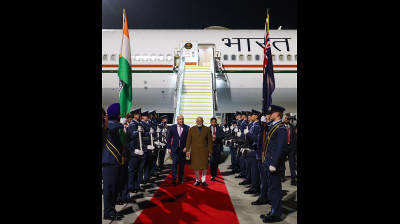 पीएम मोदी का न्यूजीलैंड दौरा, प्रधानमंत्री लक्सन ने एयरपोर्ट पर गर्मजोशी से किया स्वागत पीएम मोदी का न्यूजीलैंड दौरा, प्रधानमंत्री लक्सन ने एयरपोर्ट पर गर्मजोशी से किया स्वागत