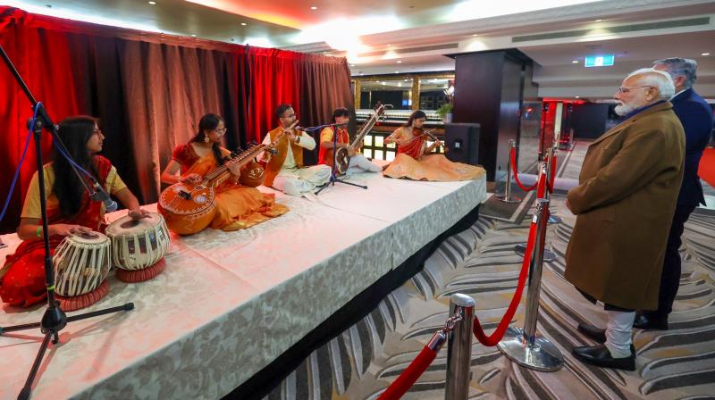 ऑकलैंड में भारतीय संस्कृति के रंग देख पीएम मोदी ने की कलाकारों की सराहना, कहा- प्रवासी भारतीयों ने विरासत को रखा जीवंत ऑकलैंड में भारतीय संस्कृति के रंग देख पीएम मोदी ने की कलाकारों की सराहना, कहा- प्रवासी भारतीयों ने विरासत को रखा जीवंत