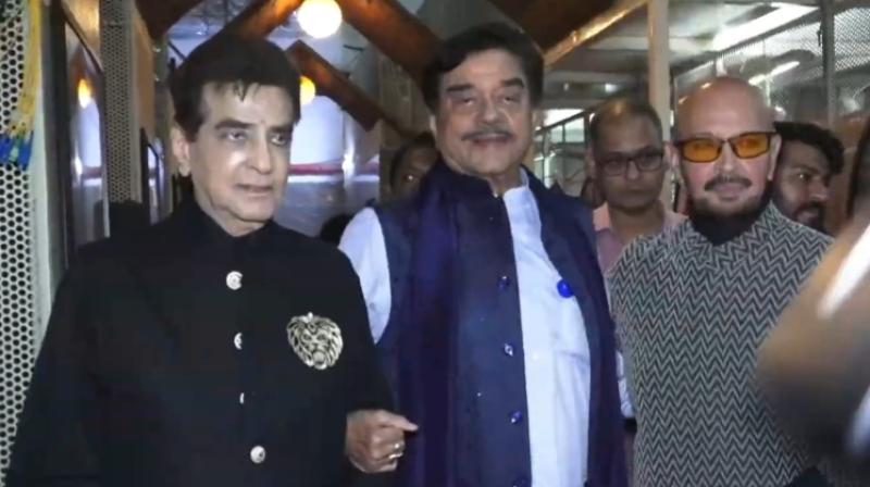 हेमा मालिनी के 60 साल के फिल्मी सफर के जश्न में साथ नजर आए जितेंद्र, हेमा मालिनी के 60 साल के फिल्मी सफर के जश्न में साथ नजर आए जितेंद्र,