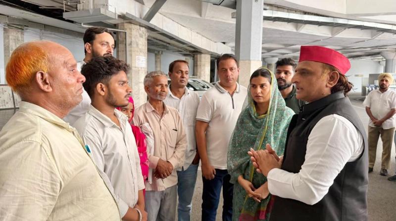 मेरठ छात्रा हत्याकांड: पीड़ित परिवार से मिले अखिलेश यादव, पुलिस मेरठ छात्रा हत्याकांड: पीड़ित परिवार से मिले अखिलेश यादव, पुलिस