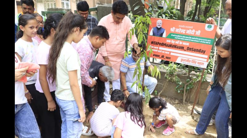 दिल्ली: एनडीएमसी के उपाध्यक्ष कुलजीत सिंह चहल ने गोल मार्केट में दिल्ली: एनडीएमसी के उपाध्यक्ष कुलजीत सिंह चहल ने गोल मार्केट में