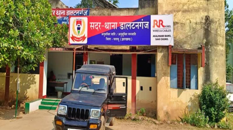 पलामू में नवविवाहिता की फंदे से लटकती मिली लाश, मायके वालों ने ससुराल पक्ष पर लगाया हत्या का आरोप पलामू में नवविवाहिता की फंदे से लटकती मिली लाश, मायके वालों ने ससुराल पक्ष पर लगाया हत्या का आरोप