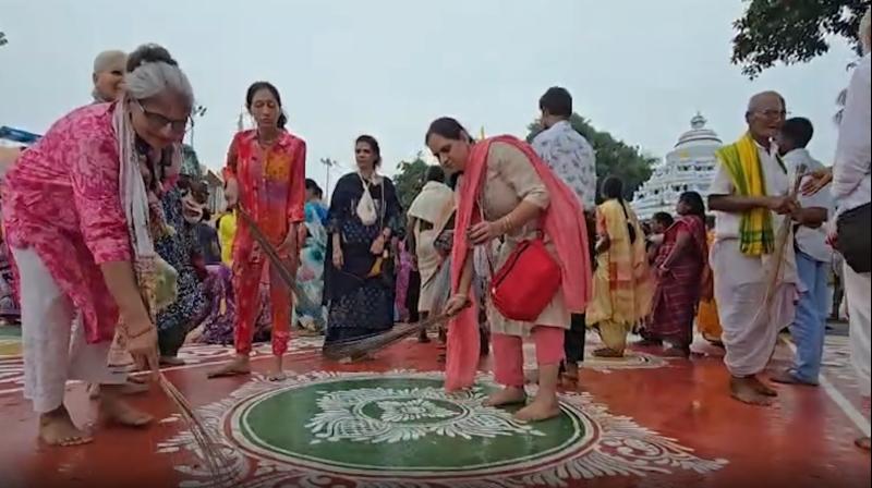 पुरी: जगन्नाथ रथ यात्रा से पहले गुंडिचा मंदिर में 'गुंडिचा मार्जन' की रस्म, श्रद्धालुओं ने की साफ-सफाई पुरी: जगन्नाथ रथ यात्रा से पहले गुंडिचा मंदिर में 'गुंडिचा मार्जन' की रस्म, श्रद्धालुओं ने की साफ-सफाई
