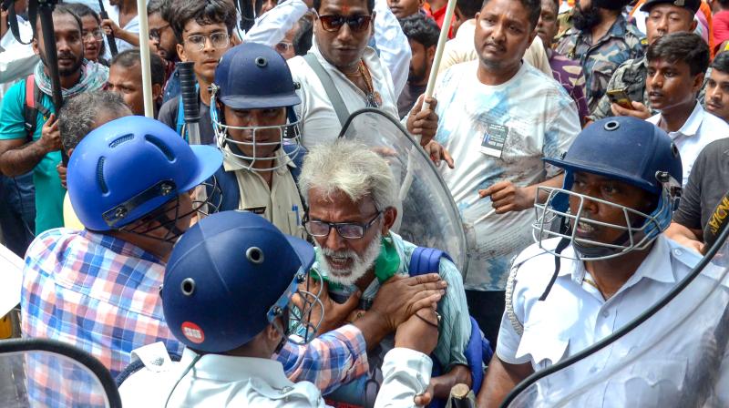आरजी कर केस: शांतिपूर्ण प्रदर्शनकारियों पर दर्ज मामलों को वापस लेने की प्रक्रिया शुरू करेगी बंगाल सरकार आरजी कर केस: शांतिपूर्ण प्रदर्शनकारियों पर दर्ज मामलों को वापस लेने की प्रक्रिया शुरू करेगी बंगाल सरकार