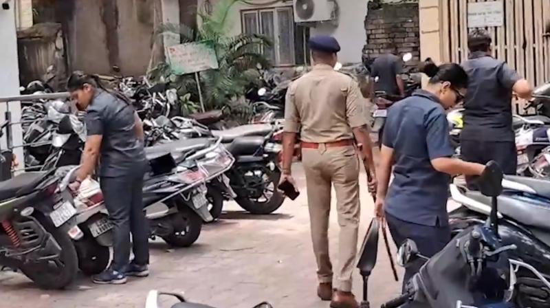 सूरत: पासपोर्ट ऑफिस और पोस्ट ऑफिस को बम से उड़ाने की धमकी, पुलिस और बम स्क्वाड की टीम ने की जांच सूरत: पासपोर्ट ऑफिस और पोस्ट ऑफिस को बम से उड़ाने की धमकी, पुलिस और बम स्क्वाड की टीम ने की जांच