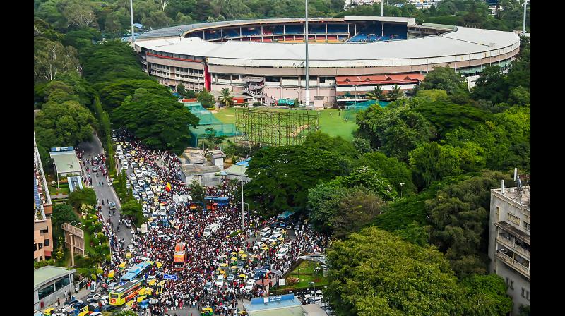 चिन्नास्वामी भगदड़ मामला : तीन आईपीएस अधिकारियों को क्लीनचिट मिलने पर आर अशोक बोले-कौन है 11 बेगुनाहों की मौत का जिम्मेदार चिन्नास्वामी भगदड़ मामला : तीन आईपीएस अधिकारियों को क्लीनचिट मिलने पर आर अशोक बोले-कौन है 11 बेगुनाहों की मौत का जिम्मेदार
