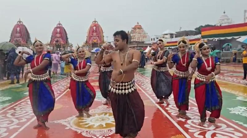 पुरी में रथयात्रा से पहले कलाकारों ने भगवान जगन्नाथ के स्वागत में दी मनमोहक नृत्य प्रस्तुति पुरी में रथयात्रा से पहले कलाकारों ने भगवान जगन्नाथ के स्वागत में दी मनमोहक नृत्य प्रस्तुति