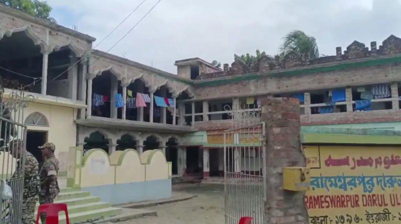 टेरर फंडिंग के सिलसिले में यूपी एटीएस ने तृणमूल नेता के घर और मदरसे पर छापेमारी की टेरर फंडिंग के सिलसिले में यूपी एटीएस ने तृणमूल नेता के घर और मदरसे पर छापेमारी की