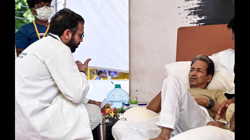 'सोनम वांगचुक का जीवन बचाने के लिए सभी चिकित्सीय प्रयास हों', हाईकोर्ट ने दिया डॉक्टरों से रोजाना निगरानी का आदेश 'सोनम वांगचुक का जीवन बचाने के लिए सभी चिकित्सीय प्रयास हों', हाईकोर्ट ने दिया डॉक्टरों से रोजाना निगरानी का आदेश