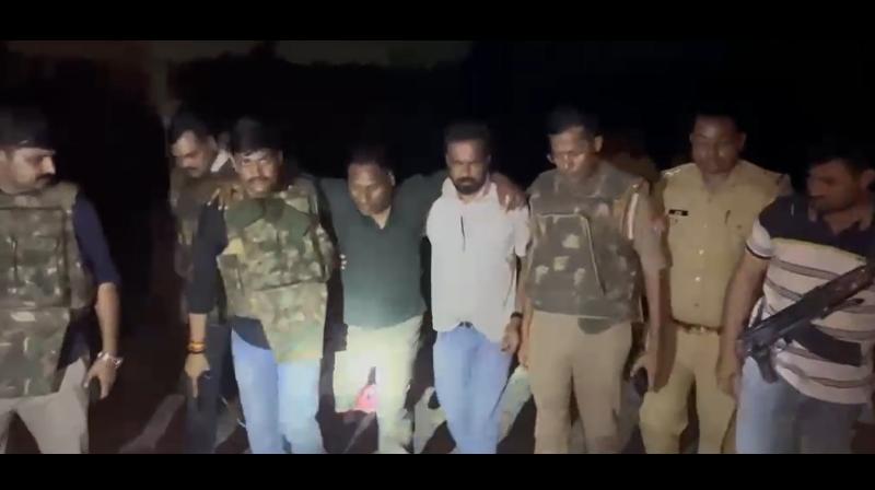 झांसी में पुलिस मुठभेड़ के बाद दो आरोपी गिरफ्तार, एक के पैर में लगी झांसी में पुलिस मुठभेड़ के बाद दो आरोपी गिरफ्तार, एक के पैर में लगी