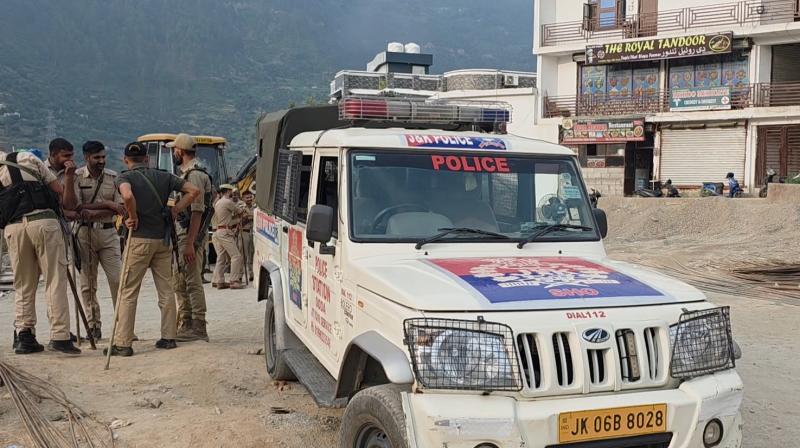 जम्मू-कश्मीर के पर्यटन स्थल जई घाटी में एसओजी टीम से हथियार छीनने की कोशिश, एक युवक की मौत, तीन जवान घायल जम्मू-कश्मीर के पर्यटन स्थल जई घाटी में एसओजी टीम से हथियार छीनने की कोशिश, एक युवक की मौत, तीन जवान घायल