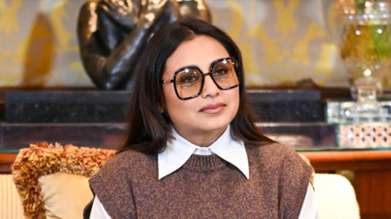 बेटी की प्राइवेसी पर आंच आते ही भड़कीं रानी मुखर्जी, एयरपोर्ट पर फोटोग्राफर्स की लगा दी क्लास बेटी की प्राइवेसी पर आंच आते ही भड़कीं रानी मुखर्जी, एयरपोर्ट पर फोटोग्राफर्स की लगा दी क्लास