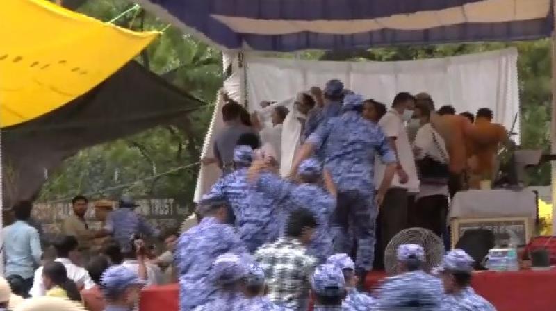 सोनम वांगचुक को अस्पताल ले गई पुलिस; डीसीपी ने दी अपडेट, अभिजीत दिपके ने कहा- जबरदस्ती उठाया गया सोनम वांगचुक को अस्पताल ले गई पुलिस; डीसीपी ने दी अपडेट, अभिजीत दिपके ने कहा- जबरदस्ती उठाया गया