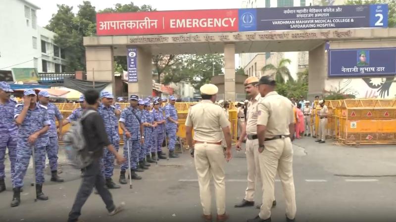 सोनम वांगचुक सफदरजंग अस्पताल में भर्ती, पुलिस ने बढ़ाई सुरक्षा; पत्नी बोलीं- परिवार की सहमति के बिना न हो इलाज सोनम वांगचुक सफदरजंग अस्पताल में भर्ती, पुलिस ने बढ़ाई सुरक्षा; पत्नी बोलीं- परिवार की सहमति के बिना न हो इलाज