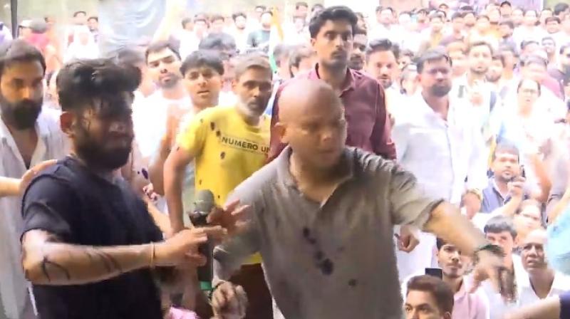 दिल्ली: जंतर-मंतर पर सीजेपी के संस्थापक अभिजीत दीपके पर स्याही फेंकी गई दिल्ली: जंतर-मंतर पर सीजेपी के संस्थापक अभिजीत दीपके पर स्याही फेंकी गई
