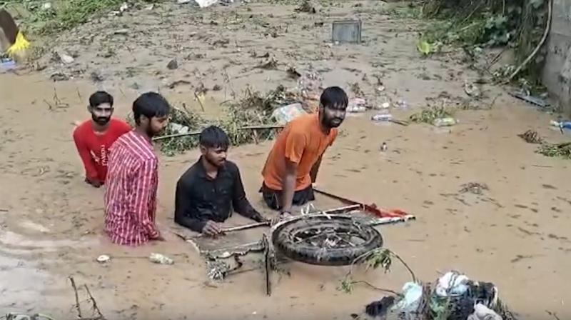 जम्मू-कश्मीर के राजौरी में तेज बारिश से तबाही : बाढ़ में घर, गाड़ियां और दुकानें बहीं, एक महिला लापता जम्मू-कश्मीर के राजौरी में तेज बारिश से तबाही : बाढ़ में घर, गाड़ियां और दुकानें बहीं, एक महिला लापता