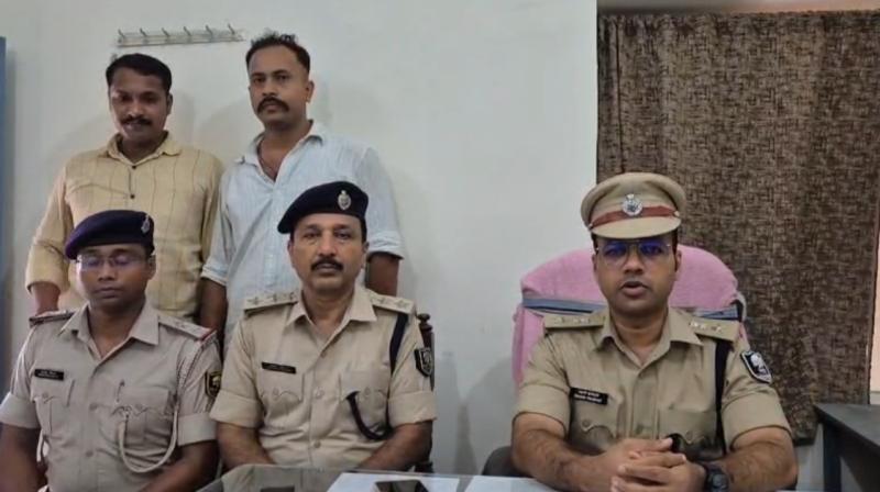 बिहार : पूर्वी चंपारण में मिनी गन फैक्ट्री का भंडाफोड़, 500 से अधिक कारतूस बरामद, 4 आरोपी हिरासत में बिहार : पूर्वी चंपारण में मिनी गन फैक्ट्री का भंडाफोड़, 500 से अधिक कारतूस बरामद, 4 आरोपी हिरासत में