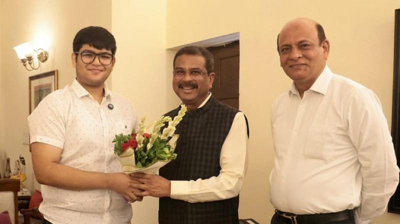 धर्मेंद्र प्रधान ने नीट-यूजी में दूसरी रैंक वाले पंशुल बंसल से मुलाकात की धर्मेंद्र प्रधान ने नीट-यूजी में दूसरी रैंक वाले पंशुल बंसल से मुलाकात की
