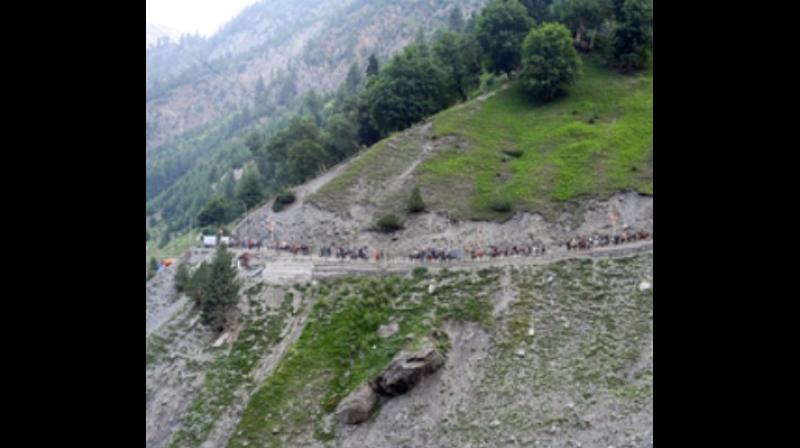 जम्मू-कश्मीर के डोडा में बस पर पत्थर गिरने से दो लोगों की मौत, कई घायल जम्मू-कश्मीर के डोडा में बस पर पत्थर गिरने से दो लोगों की मौत, कई घायल
