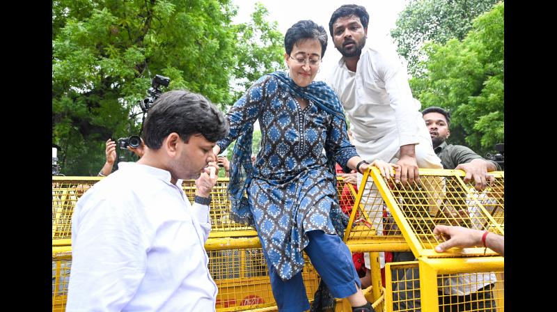 जंतर-मंतर पर छात्रों के प्रदर्शन को समर्थन देने पहुंचे आप नेताओं ने की शिक्षा मंत्री के इस्तीफे की मांग जंतर-मंतर पर छात्रों के प्रदर्शन को समर्थन देने पहुंचे आप नेताओं ने की शिक्षा मंत्री के इस्तीफे की मांग