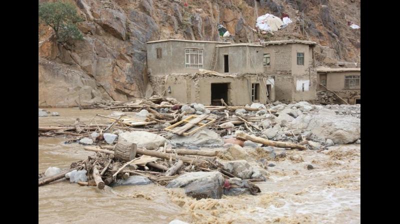 अफगानिस्तान में अचानक आई बाढ़ में 20 लोगों की मौत, 100 से ज्यादा लापता अफगानिस्तान में अचानक आई बाढ़ में 20 लोगों की मौत, 100 से ज्यादा लापता